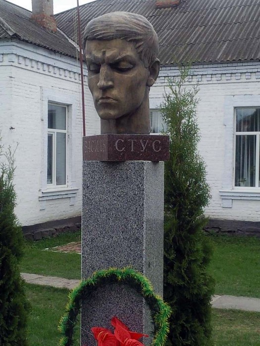 пам'ятник Василю Стусу у Рахнівці фото