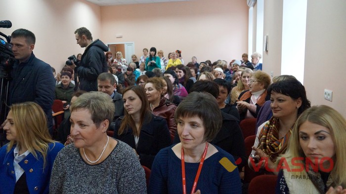  Вінничанам роздали 15-кілограмову паску із заварним кремом
