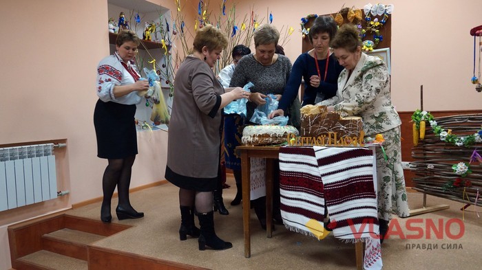  Вінничанам роздали 15-кілограмову паску із заварним кремом