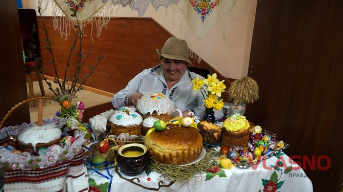  Вінничанам роздали 15-кілограмову паску із заварним кремом