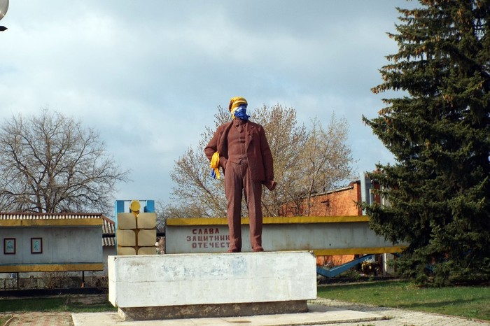 Пам'ятник Леніну не витримав “наруги” та впав