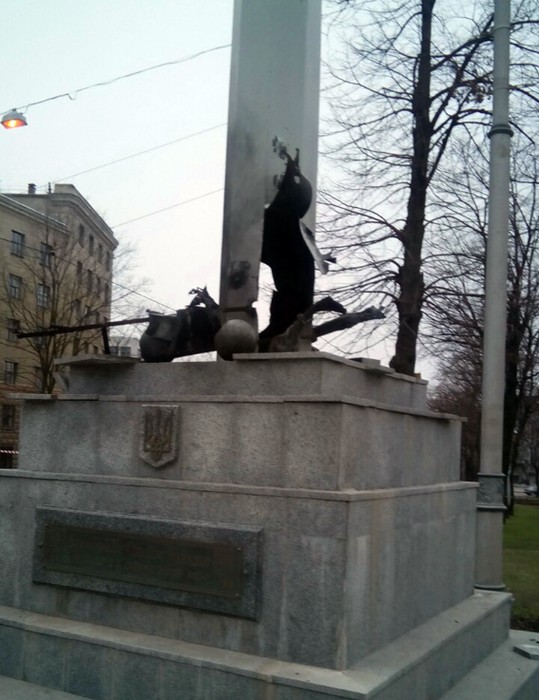 У Харкові підірвали стелу з українським прапором