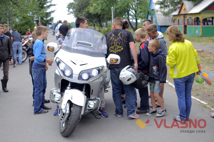 "ЗАГУЛьна спільнота" мотоциклістів відвідала дітей у таборы "Пролісок" фото