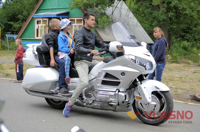 "ЗАГУЛьна спільнота" мотоциклістів відвідала дітей у таборы "Пролісок" фото
