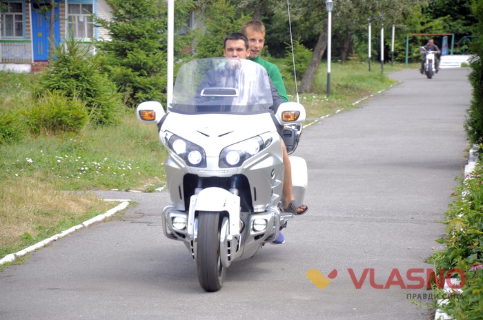 "ЗАГУЛьна спільнота" мотоциклістів відвідала дітей у таборы "Пролісок" фото
