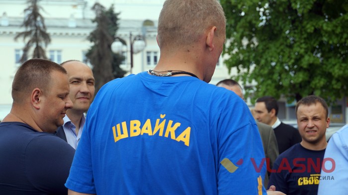Екс-міністр на байку збирає кошти для поранених фото