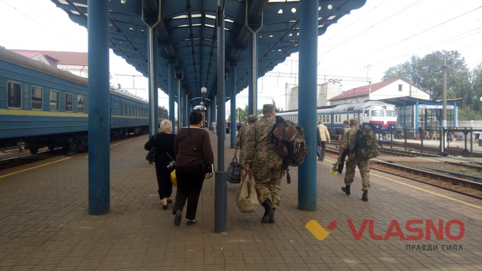 зустріч військових із зони АТО на вінницькому вокзалі фото