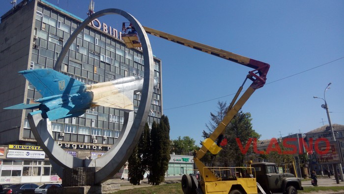 літак біля Будинку Офіцерів у Вінниці фото