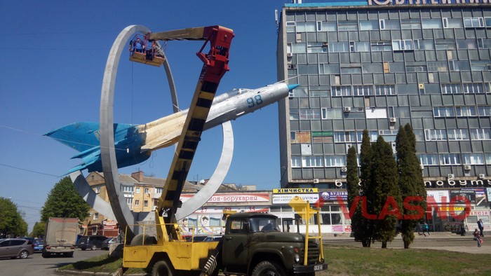літак біля Будинку Офіцерів у Вінниці фото