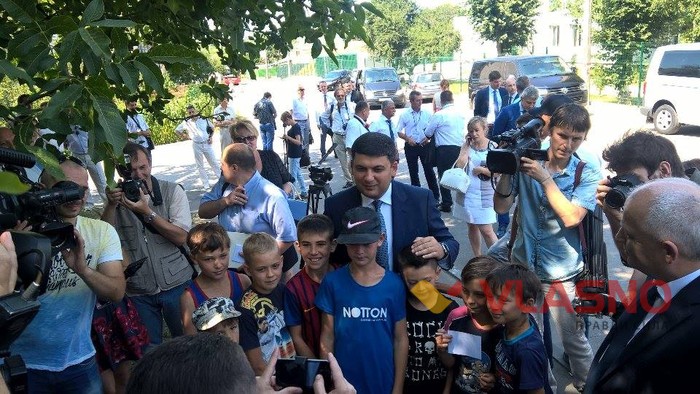 Гройсман розписується на ста гривнях фото