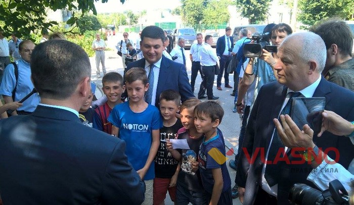 Гройсман розписується на ста гривнях фото