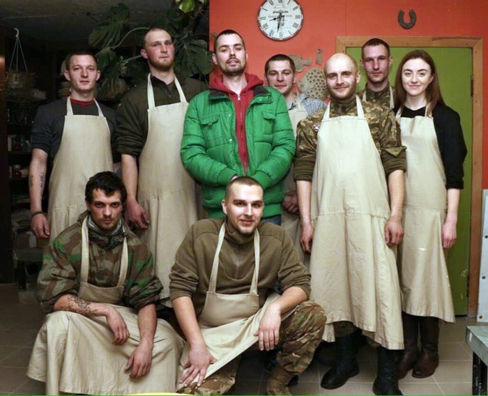 бійці АТО ліплять горщики фото