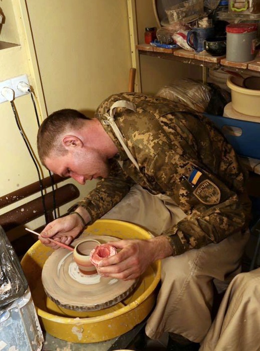 бійці АТО ліплять горщики фото