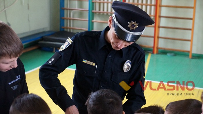 вінницькі патрульні з дітьми сиротами фото