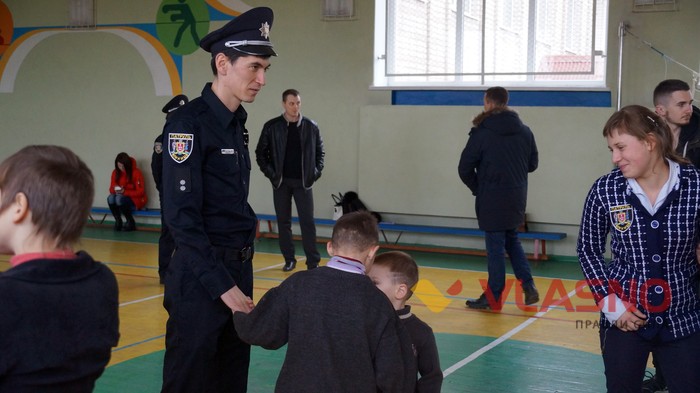 вінницькі патрульні з дітьми сиротами фото