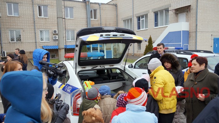 вінницькі патрульні з дітьми сиротами фото