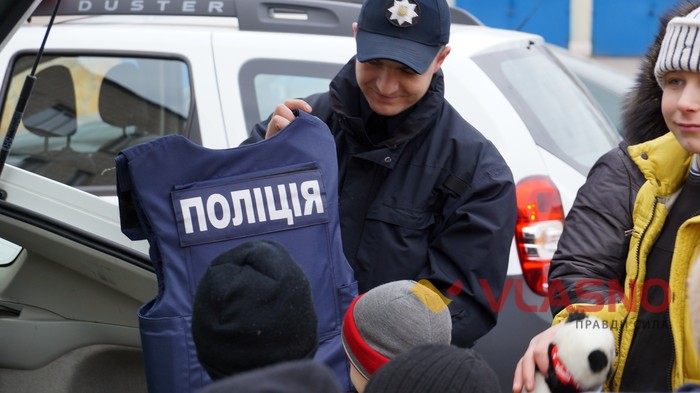 вінницькі патрульні з дітьми сиротами фото