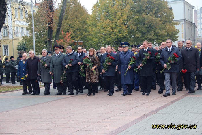 покладання квітів у Вінниці фото