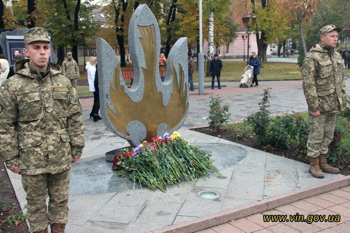покладання квітів у Вінниці фото