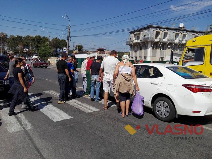 У Вінниці через кладовище перекрили три дороги  