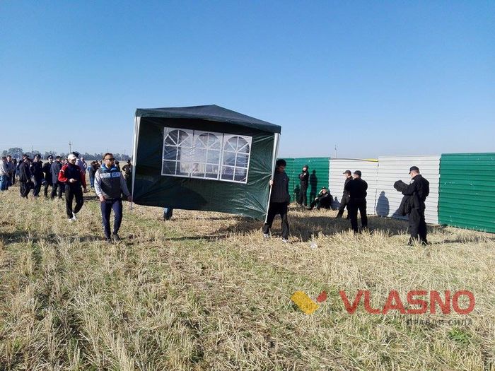Удосвіта у Вінниці розігнали мирний протест та почали будувати кладовище 