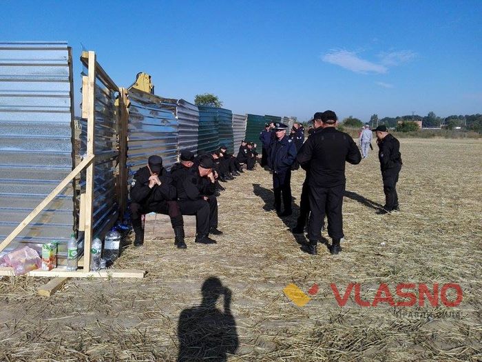 Удосвіта у Вінниці розігнали мирний протест та почали будувати кладовище 