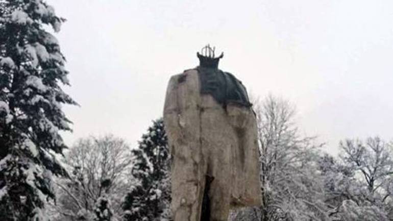 На Львівщині піймали вандалів, які понівечили пам&rsquo;ятник Шевченку