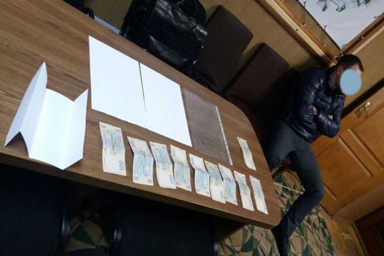 На Вінниччині начальник поліції "здав" чоловіка, який намагався дати йому хабара