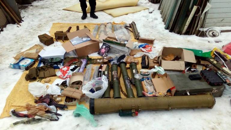 На Вінниччині у приватному домоволодінні вилучили арсенал зброї та наркотичну речовину