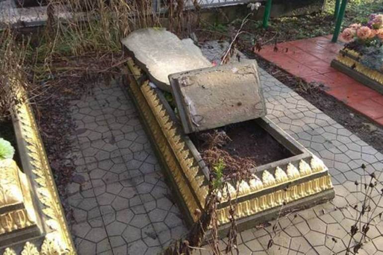 На Вінниччині п'яний чоловік влаштував погром на кладовищі