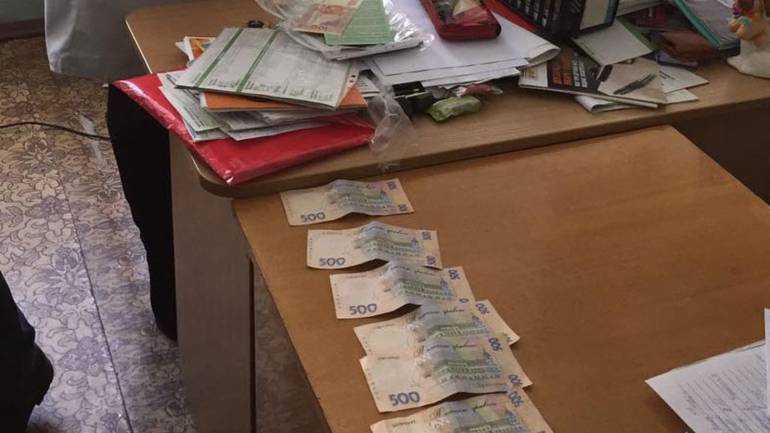 На Вінниччині лікарів зловили на хабарі