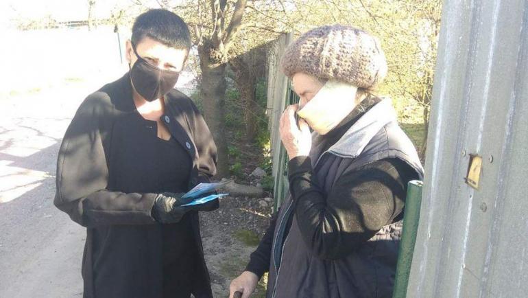 Внесок у спільну справу: депутатка міськради від &ldquo;Батьківщини&rdquo; роздає вінничанам тисячі масок