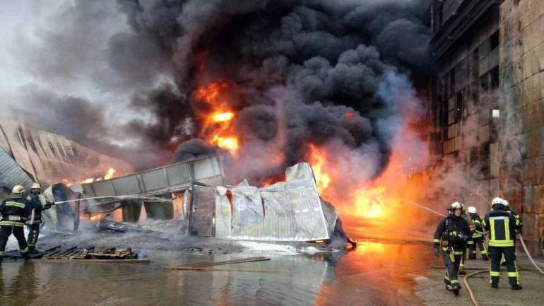 У Києві спалахнула масштабна пожежа