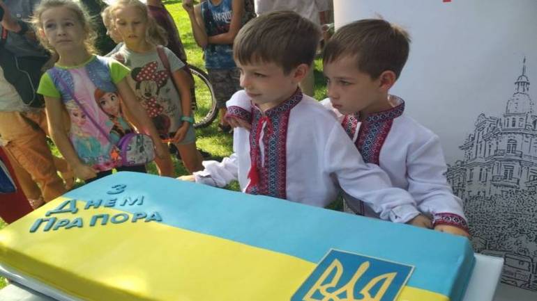 Вінниця відсвяткувала День Прапора з гігантським тортом