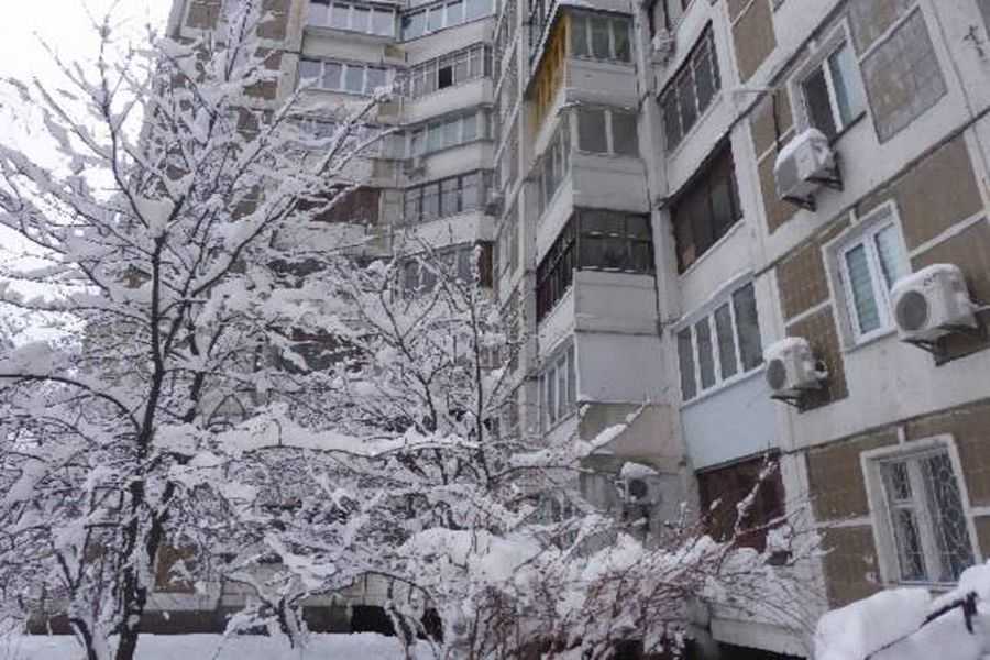 Тікаючи від сусіда, киянин випав з сьомого поверху