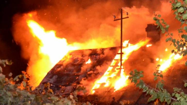 На Вінниччині горів дах господарчої будівлі