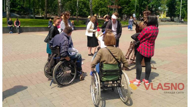 Студенти пересувались по Вінниці із зав`язаними очима та в інвалідних візках
