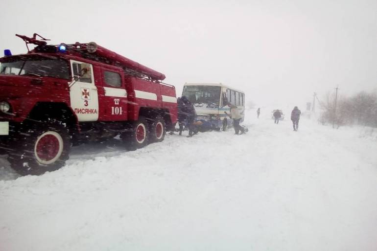 На дорогах відновили рух транспорту, але без світла залишаються 737 населені пункти