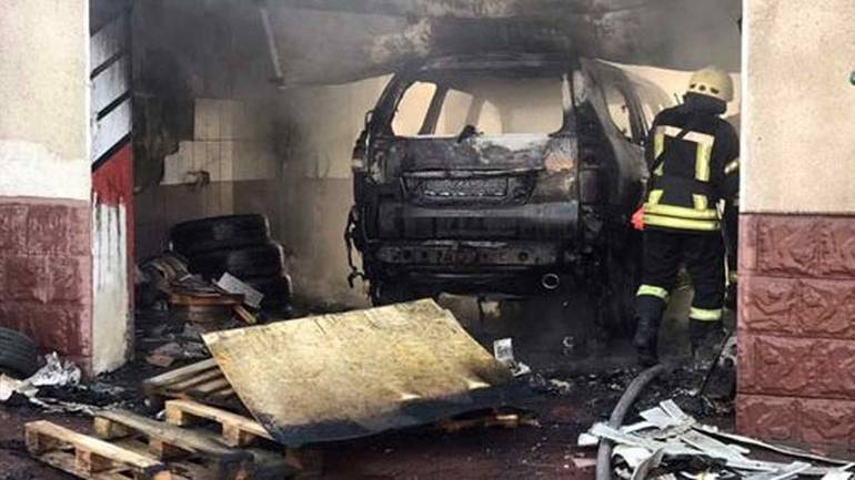 У Києві згоріла СТО