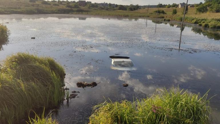 В Барському району рятувальники витягла зі ставу автівку-потопельницю