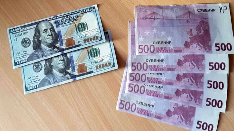 Українці підсунули польським прикордонникам фальшиві купюри