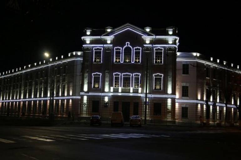 ЗОШ у центрі Вінниці світиться вночі