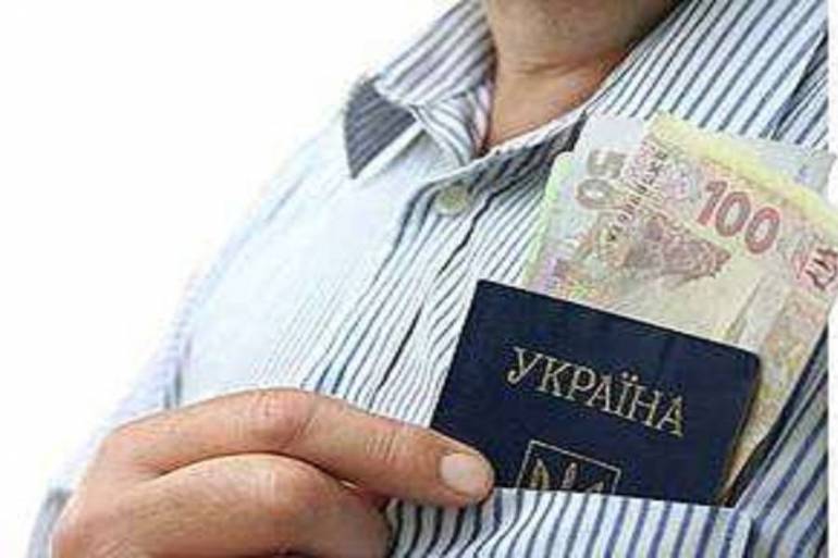 Чому трудова міграція впливає на зарплату українців