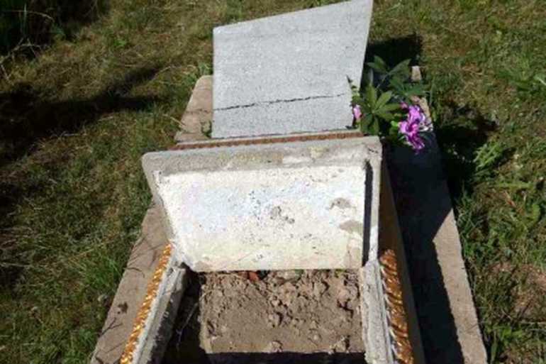 понівечині могили фото