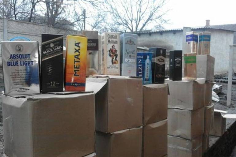 Несправжній "Джек Деніелс" і "Капітан Морган": на Вінниччині вилучили 700 літрів алкоголю