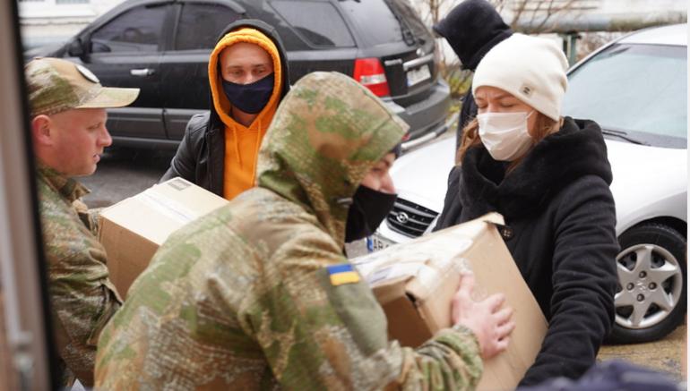 Вінницькі школярі відправили військовослужбовцям ООС новорічні подарунки