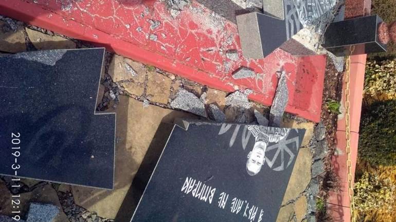 Вандали розтрощили могилу загиблого АТОвця на Вінниччині