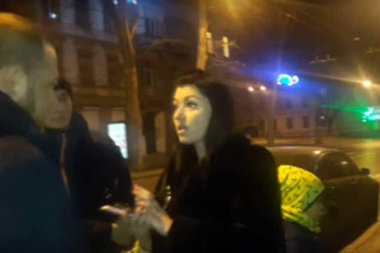 В Одесі ухвалять відповідні кадрові рішення щодо співробітниці мерії, яка в стані сп&rsquo;яніння лаялася із поліцейськими