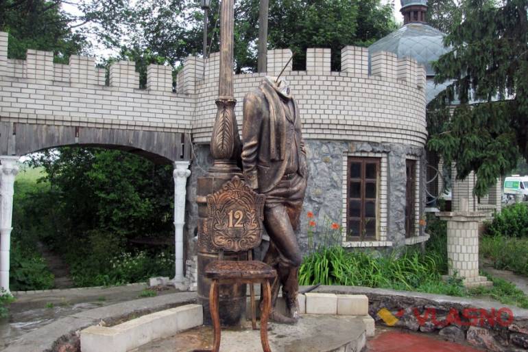 скульптура Остапа Бендера у селі Комарів Вінницького району фото