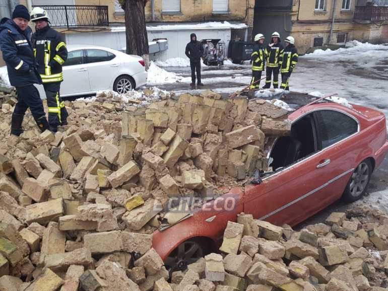 У центрі Києва обвалилася стіна: пошкоджено автівки і комунікацію